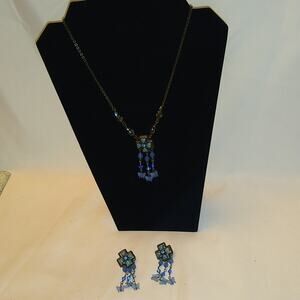 Vintage beaded necklace and earrings set. Chic.